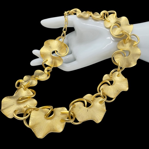 Vintage Chunky Gold Tone Lily Pad/Lotus Leaf Statement Necklace - Picture 7 of 10